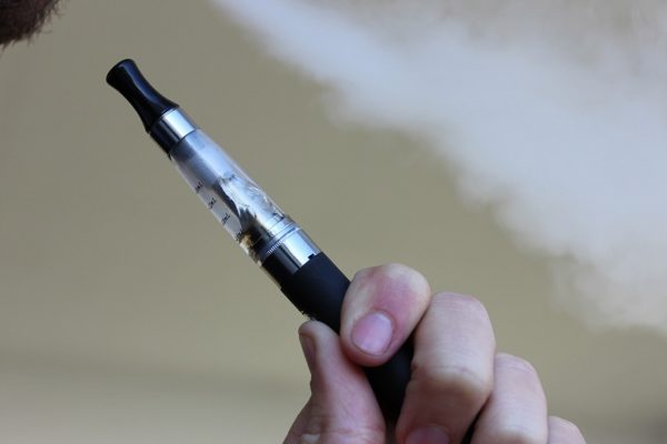 Pourquoi consulter un guide sur les e-cigarettes, leur puissance et la loi d’ohm ?