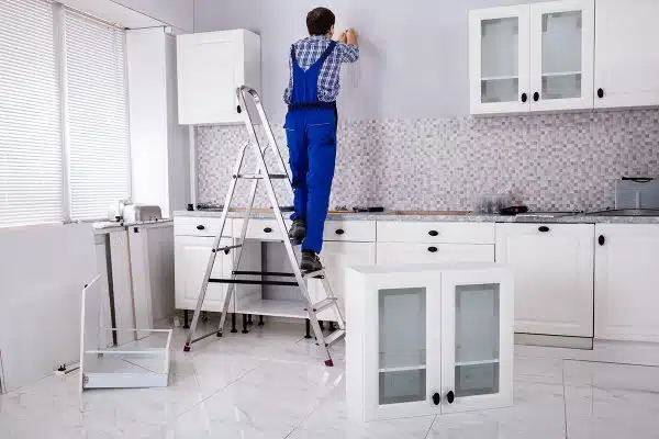 Comment fixer un meuble au mur avec plinthe ?