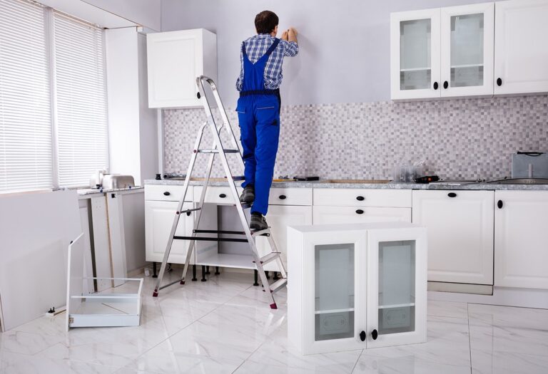 Comment Fixer Une Armoire Au Mur Avec Plinthe