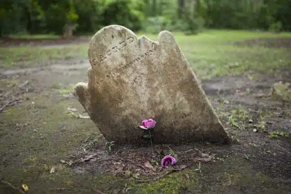 Idées de personnalisation pour une plaque funéraire