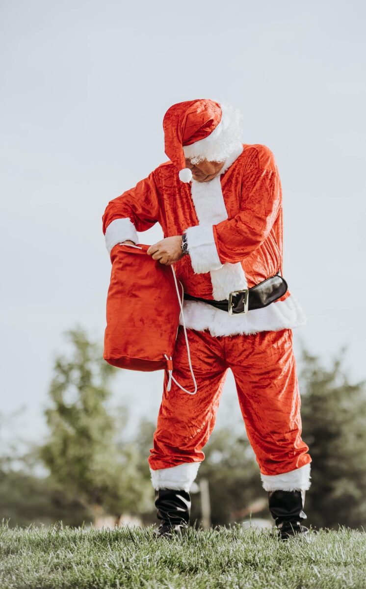 Quels sont les gestes simples de bénévolat qui créent des souvenirs chaleureux et durables pendant Noël ?